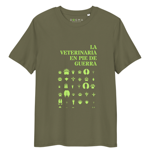 Camiseta de algodón verde oliva con diseño reivindicativo animalista 'LA VETERINARIA EN PEU DE GUERRA'. Vista frontal del producto de la marca Dogma BCN para amantes de los animales.