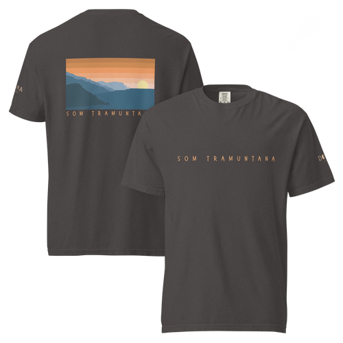 Camiseta gruesa teñida unisex SOM TRAMUNTANA (letra delantera naranja)