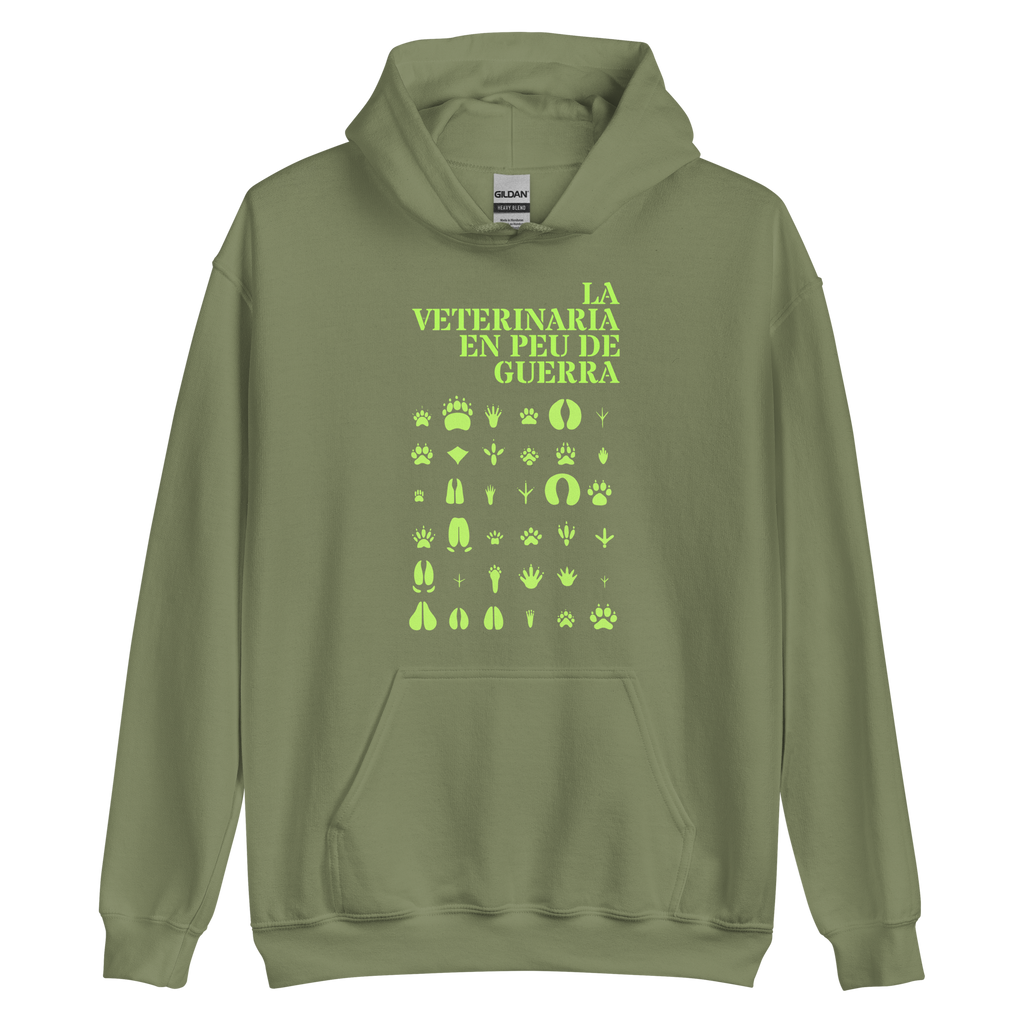 Vista frontal de sudadera tipo hoodie verde oliva con bolsillo de canguro. Estampado central con el texto 'LA VETERINARIA EN PEU DE GUERRA' y una cuadrícula de iconos de pisadas de animales en tono verde neón. Diseño exclusivo de Dogma BCN.