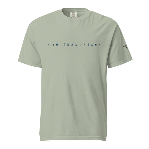 Camiseta gruesa teñida unisex SOM TRAMUNTANA (letra delantera azul)