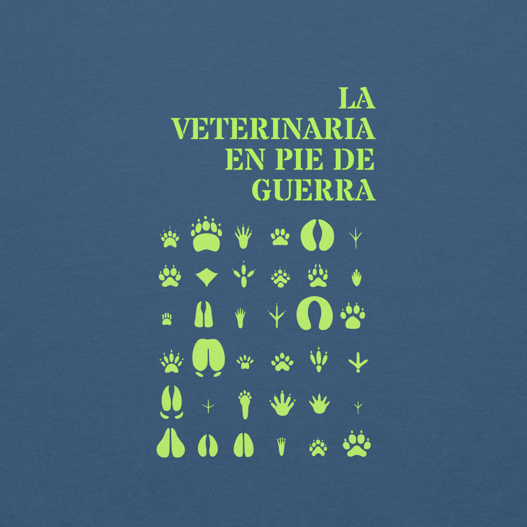 Detalle del diseño en el que se lee: 'LA VETERINARIA EN PEU DE GUERRA' de Dogma BCN. Moda y ropa pet lover.