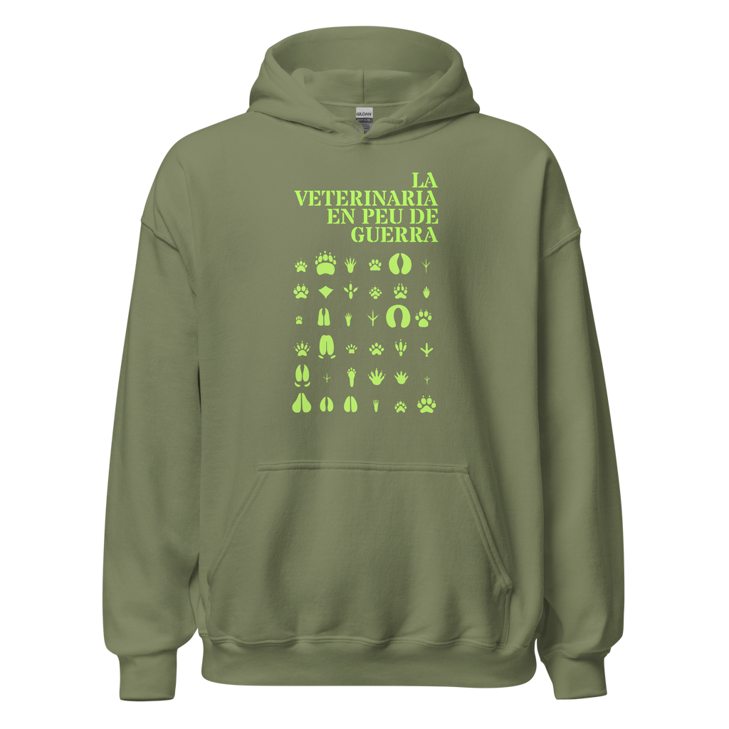 Sudadera con capucha de color verde oliva con el diseño reivindicativo 'LA VETERINARIA EN PEU DE GUERRA' y un patrón de huellas de diversos animales en color lima. Ropa para veterinarias y pet lovers de Dogma BCN.