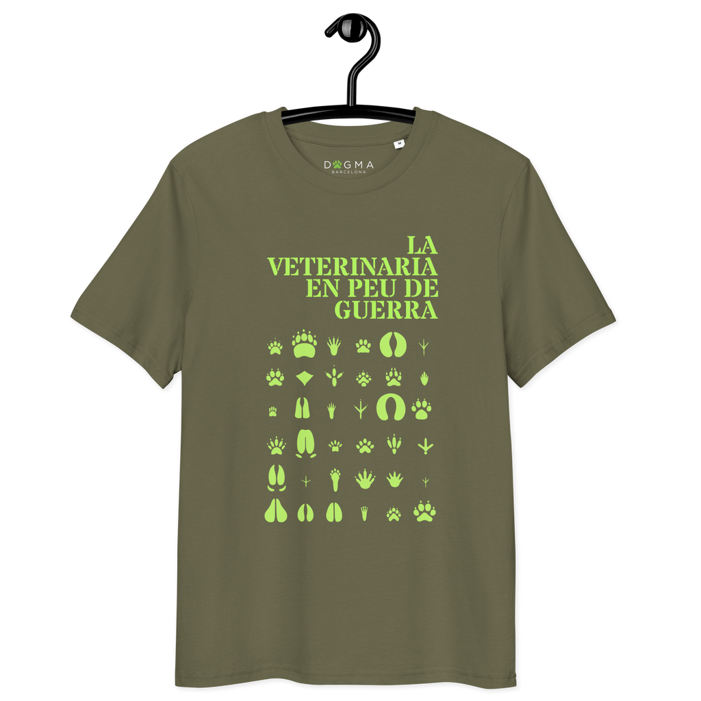 Disseny gràfic animalista amb el missatge 'La veterinaria en peu de guerra' i icones de petjades d'animals. Estampat exclusiu de Dogma BCN per a samarretes i dessuadores.
