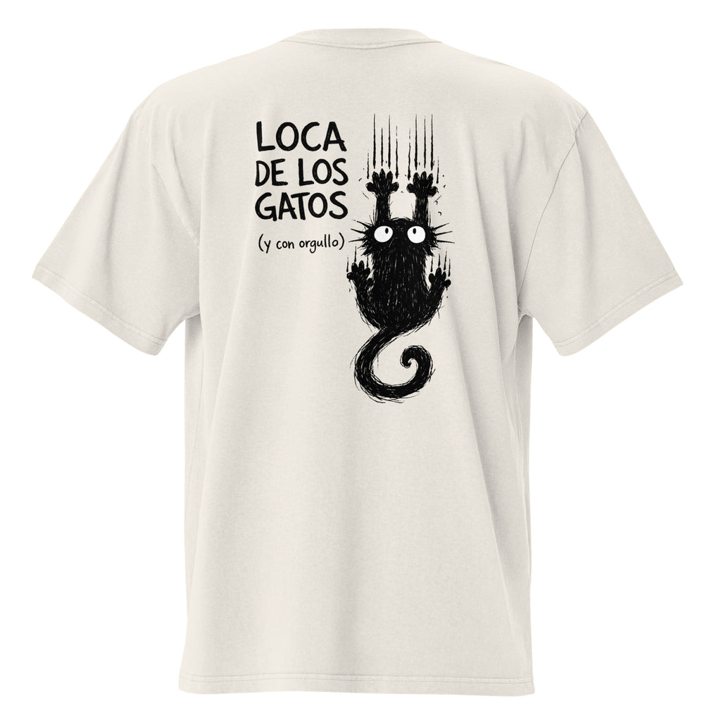 Vista trasera de la camiseta oversize con efecto desgastado en color Crema. Diseño de gato negro trepando y lema 'Loca de los gatos'. Ropa de alta calidad para amantes de los animales de Dogma BCN.