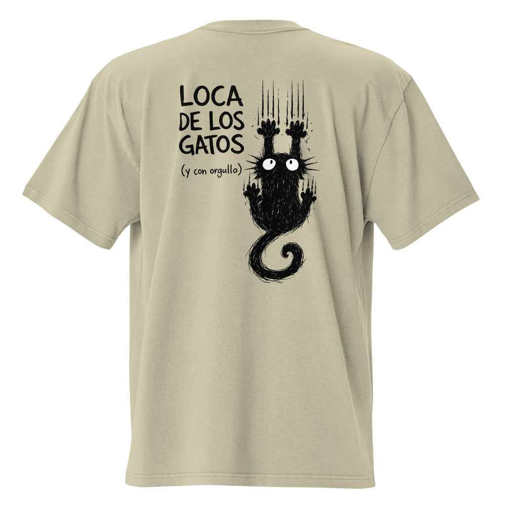 Vista trasera de la camiseta oversize con efecto desgastado en color Verde Oliva. Diseño de gato negro trepando y lema 'Loca de los gatos'. Ropa de alta calidad para amantes de los animales de Dogma BCN.