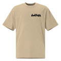 Parte frontal de la camiseta oversize color arena efecto desgastado con pequeño logotipo de marca Dogma BCN en el pecho. Camiseta de corte ancho y estilo vintage para amantes de los gatos.