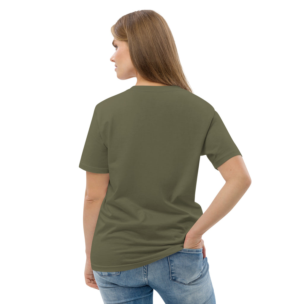 Vista posterior de la camiseta verde oliva de Dogma BCN para veterinarias. Espalda lisa de algodón de alta calidad con corte cómodo para profesionales y pet lovers.