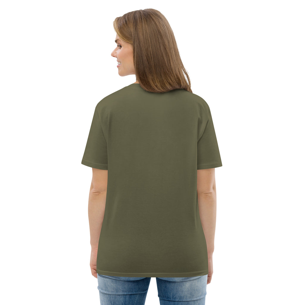 Vista posterior de la camiseta verde oliva de Dogma BCN para veterinarias. Espalda lisa de algodón de alta calidad con corte cómodo para profesionales y pet lovers.
