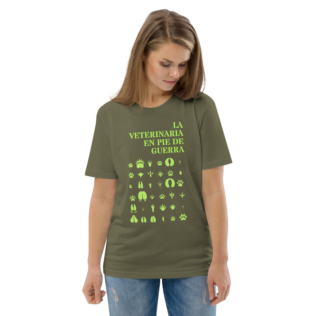 Modelo mujer vistiendo camiseta para veterinarias comprometidas de color verde caqui. Diseño con mensaje 'LA VETERINARIA EN PEU DE GUERRA' e iconos de huellas. Ropa animalista y profesional de Dogma BCN.