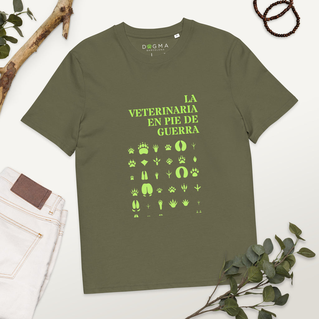Camiseta de algodón verde oliva con diseño reivindicativo animalista 'LA VETERINARIA EN PEU DE GUERRA'. Vista frontal del producto de la marca Dogma BCN para amantes de los animales.