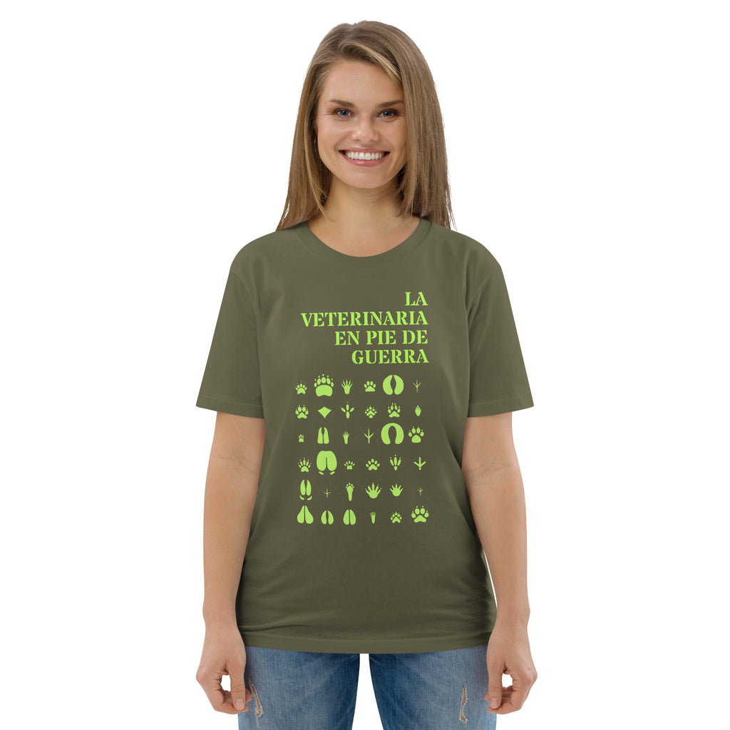 Modelo mujer vistiendo camiseta para veterinarias comprometidas de color verde caqui. Diseño con mensaje 'LA VETERINARIA EN PEU DE GUERRA' e iconos de huellas. Ropa animalista y profesional de Dogma BCN.