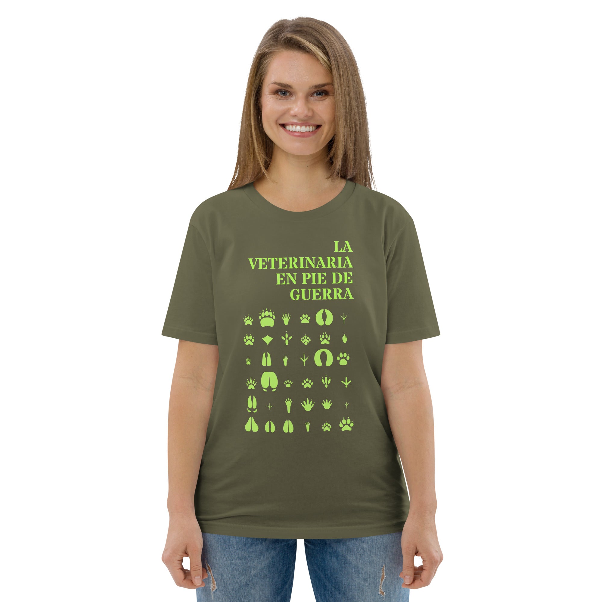 Modelo mujer vistiendo camiseta para veterinarias comprometidas de color verde caqui. Diseño con mensaje 'LA VETERINARIA EN PEU DE GUERRA' e iconos de huellas. Ropa animalista y profesional de Dogma BCN.
