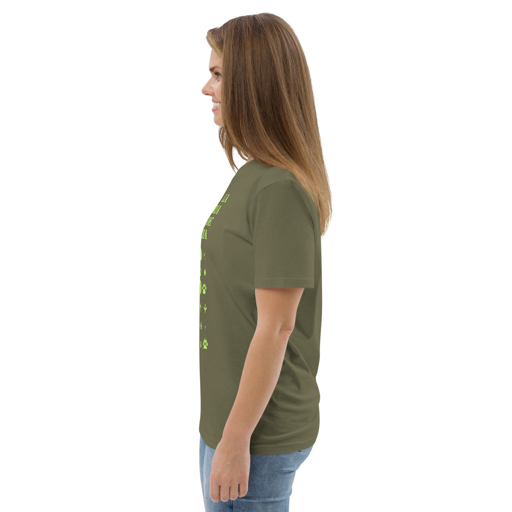 Vista de perfil de la camiseta para pet lovers y veterinarias en color verde oliva. Detalle del ajuste y manga de la prenda de la colección reivindicativa de Dogma BCN.