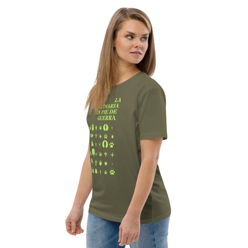 Modelo mujer vistiendo camiseta para veterinarias comprometidas de color verde caqui. Diseño con mensaje 'LA VETERINARIA EN PEU DE GUERRA' e iconos de huellas. Ropa animalista y profesional de Dogma BCN.