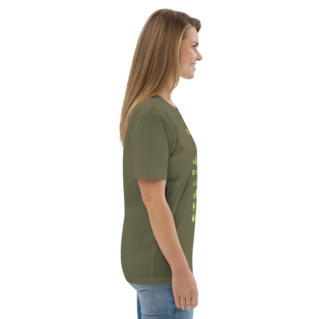 Vista de perfil de la camiseta para pet lovers y veterinarias en color verde caqui. Detalle del ajuste y manga de la prenda de la colección reivindicativa de Dogma BCN.