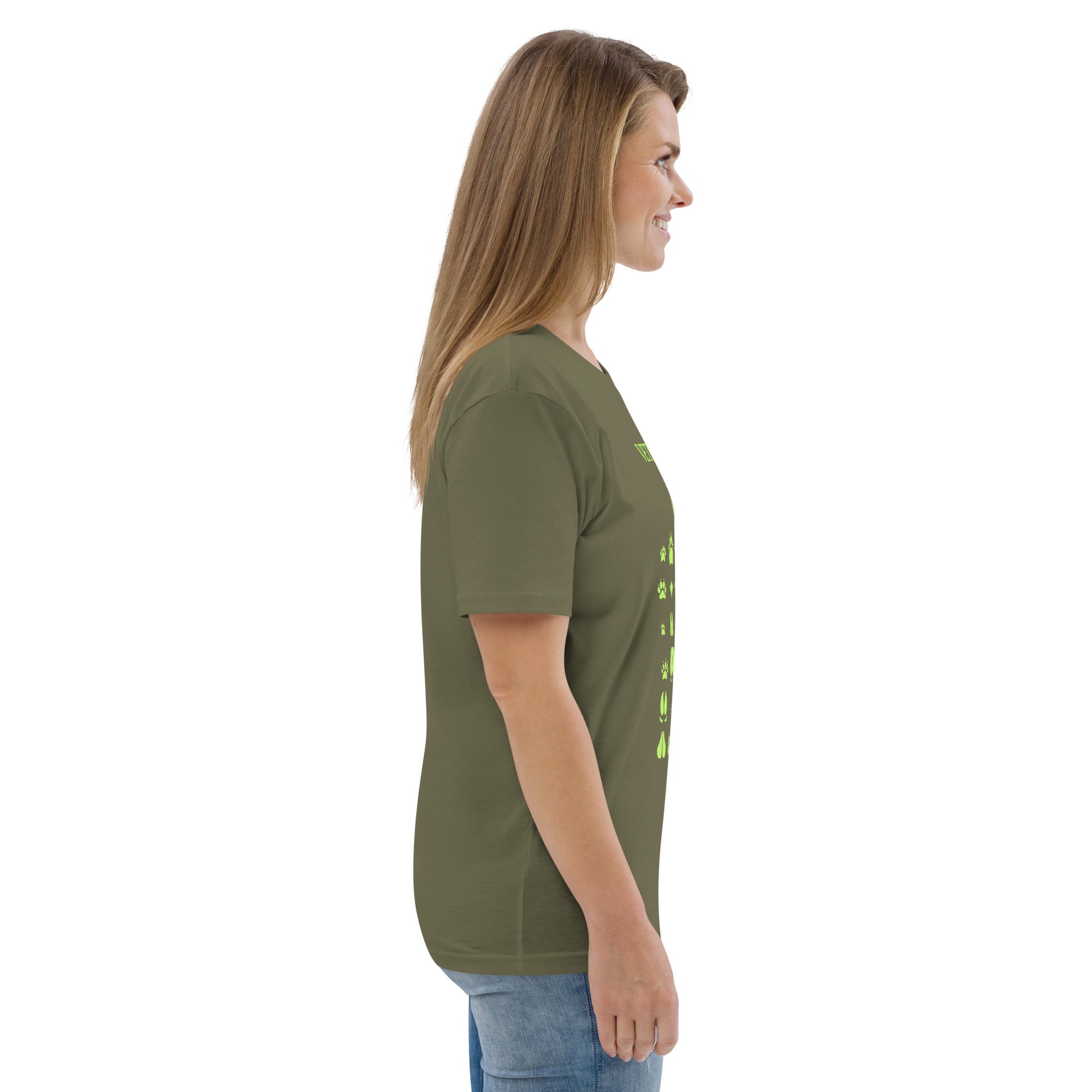 Vista de perfil de la camiseta para pet lovers y veterinarias en color verde caqui. Detalle del ajuste y manga de la prenda de la colección reivindicativa de Dogma BCN.