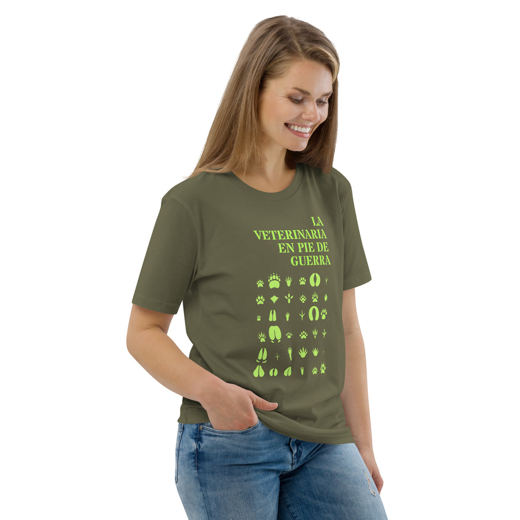 Modelo mujer vistiendo camiseta para veterinarias comprometidas de color verde caqui. Diseño con mensaje 'LA VETERINARIA EN PEU DE GUERRA' e iconos de huellas. Ropa animalista y profesional de Dogma BCN.