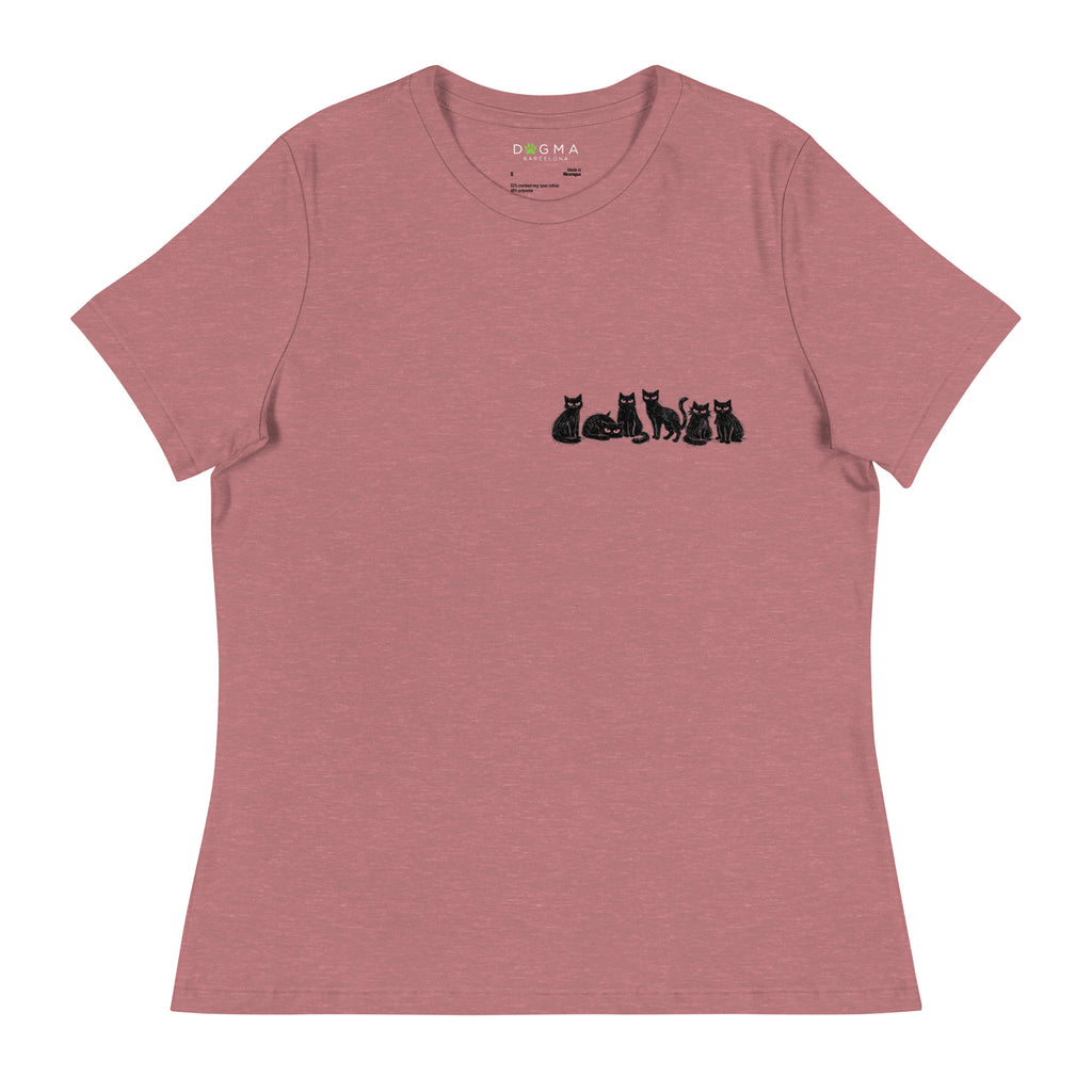 Vista frontal de la camiseta rosa para mujer de Dogma BCN con pequeño detalle de marca en el pecho. Disponible en varios colores para cat lovers comprometidas.