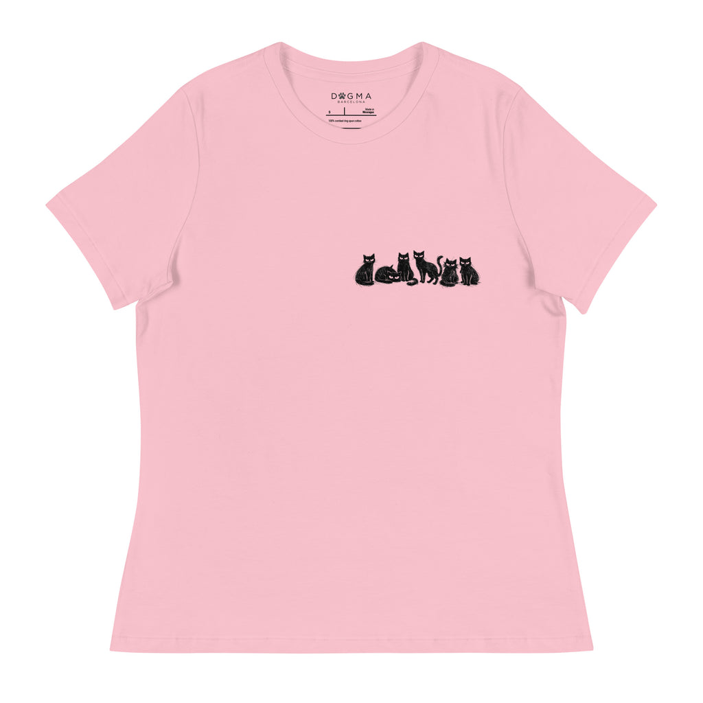 Vista frontal de la camiseta rosa pálido para mujer de Dogma BCN con pequeño detalle de marca en el pecho. Disponible en varios colores para cat lovers comprometidas.