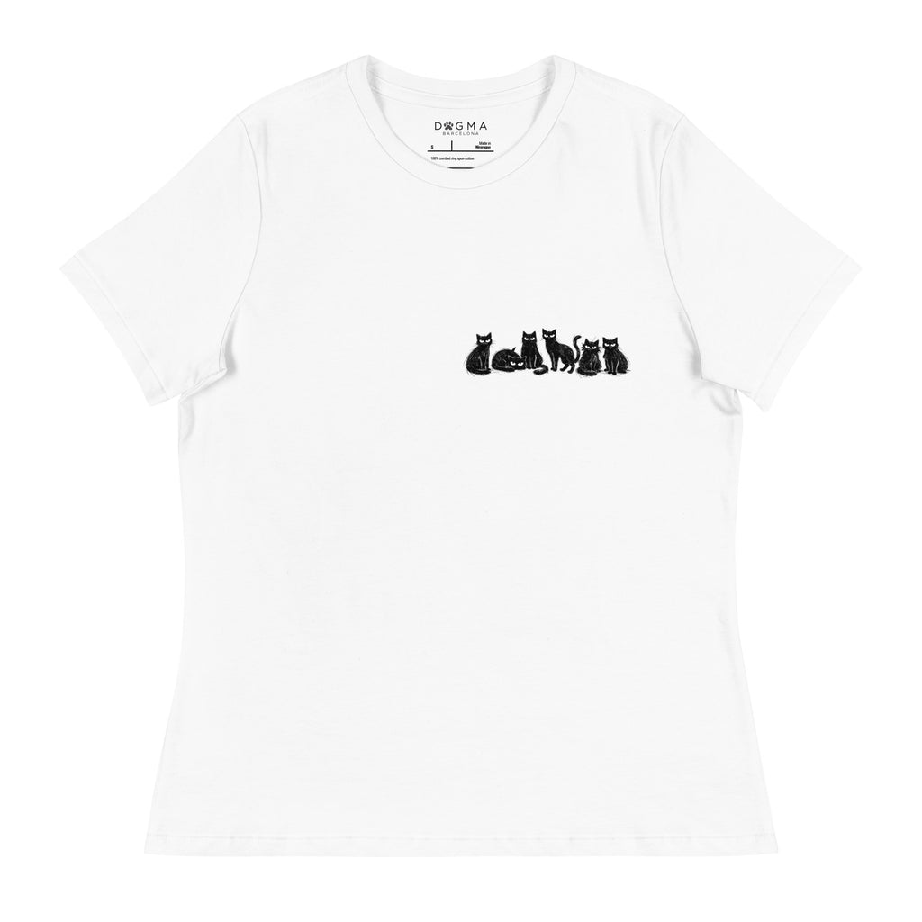 Vista frontal de la camiseta blanca para mujer de Dogma BCN con pequeño detalle de marca en el pecho. Disponible en varios colores para cat lovers comprometidas.